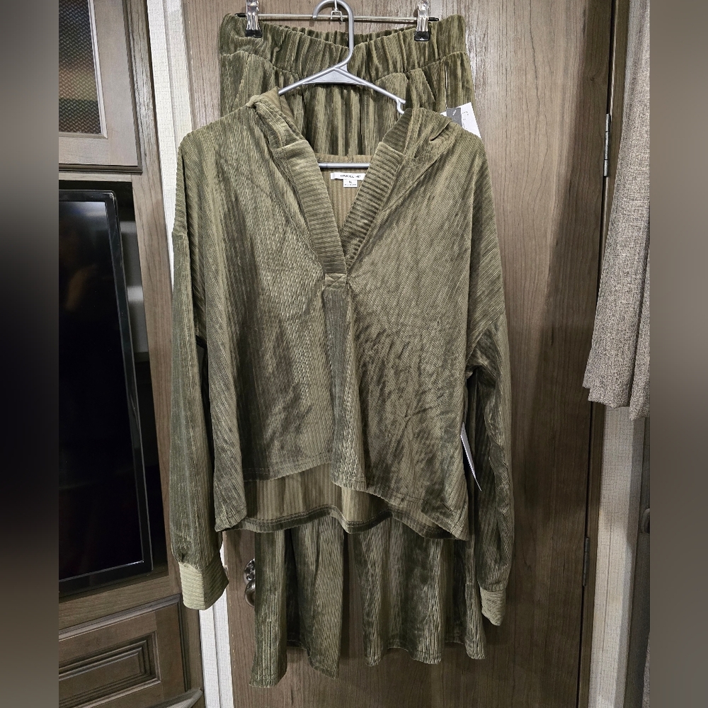 O'Reilly brand ribbed velour lounge set Olive green SZ medium